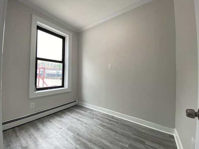 Building Photo - 338 2nd St