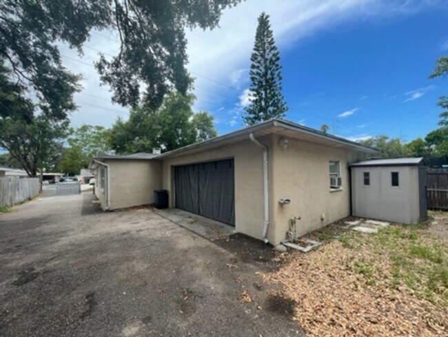 Building Photo - 2 BR/2 BA Beautifully Updated Home in Semi...