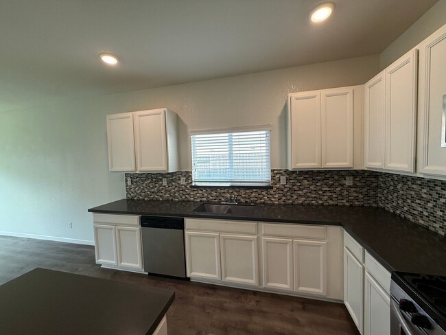 Building Photo - 4-bedroom single story in Manteca!