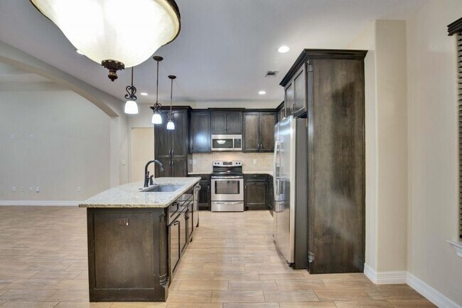 Building Photo - 118 N Buckhorn Dr