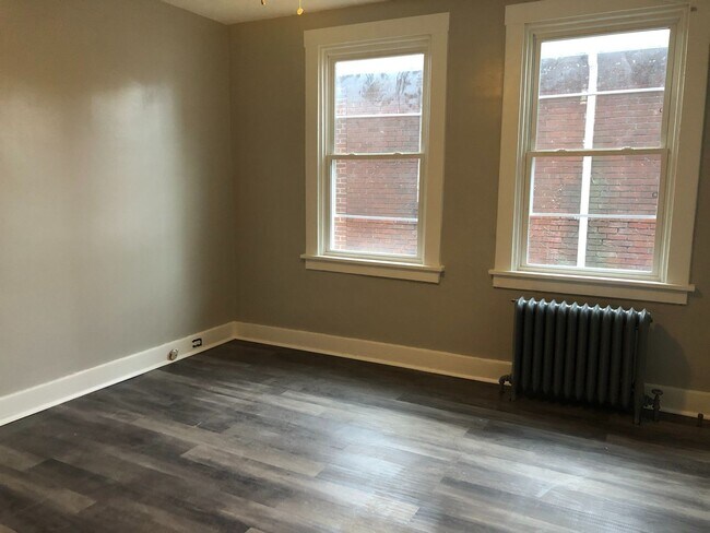 Building Photo - Highland Park - 3 BR 1st Floor Duplex, Remodeled 2021!  SECTION 8