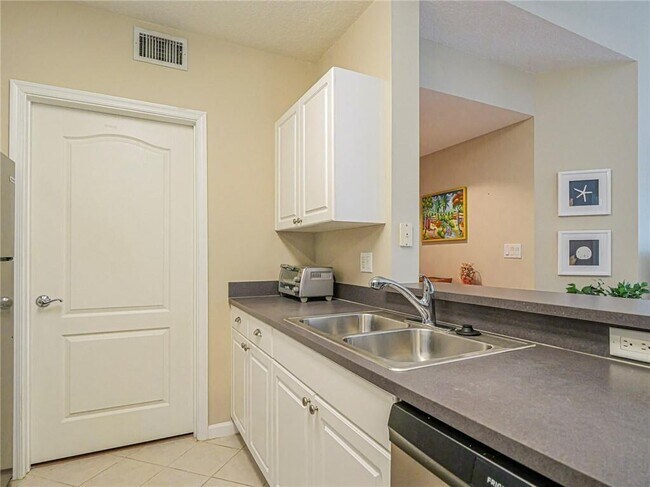 Building Photo - 5095 Fairways Cir