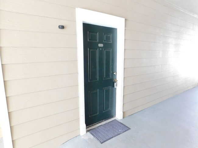 Building Photo - Renovated Ground Floor 2 Bed 2 Bath Condo....