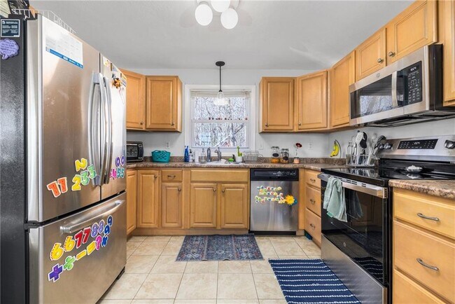 Building Photo - 1059 E Shore Rd