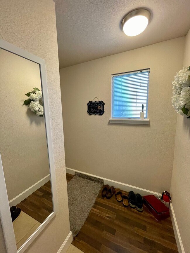 Building Photo - $500 Move In Special!!!!