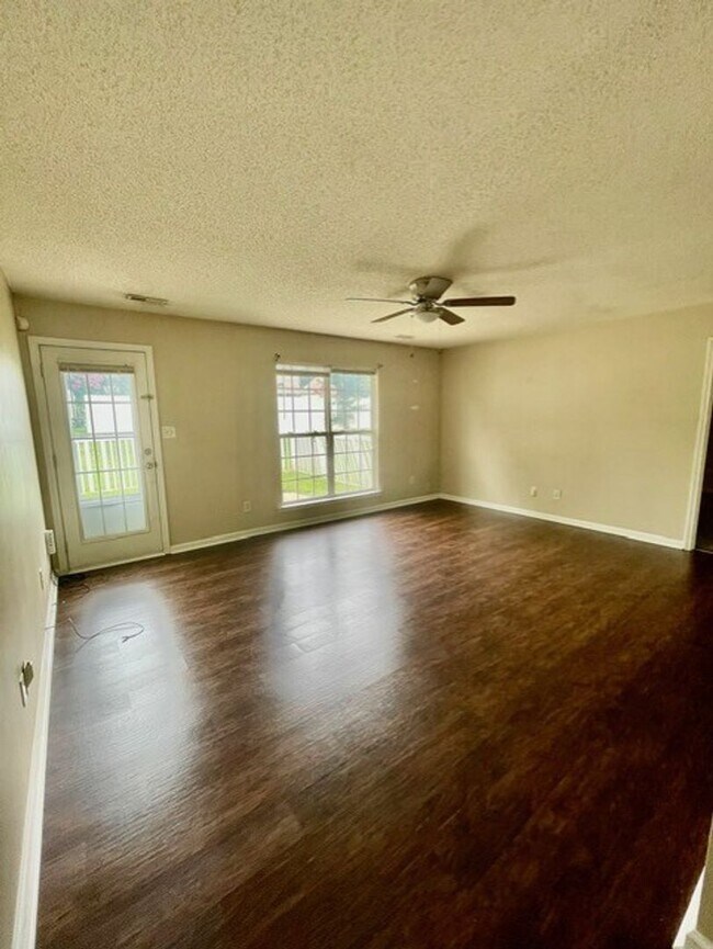 Building Photo - Must see this Adorable 3 bedroom 2 bath 2 garage home . Located in the Reedy Creek Plantation