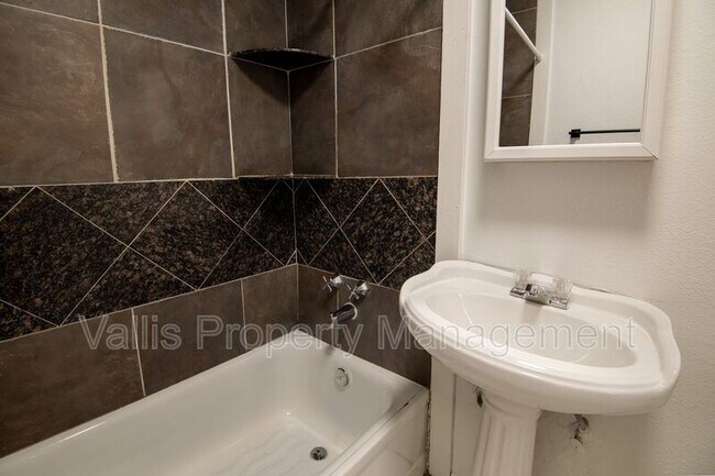 Building Photo - 920 13th St NE