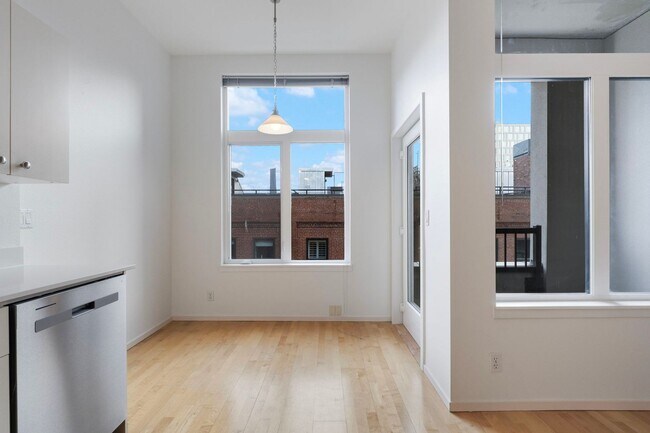 Building Photo - 618 NW 12th Ave