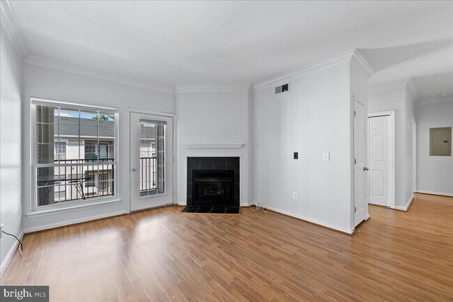Building Photo - 4860 Eisenhower Ave