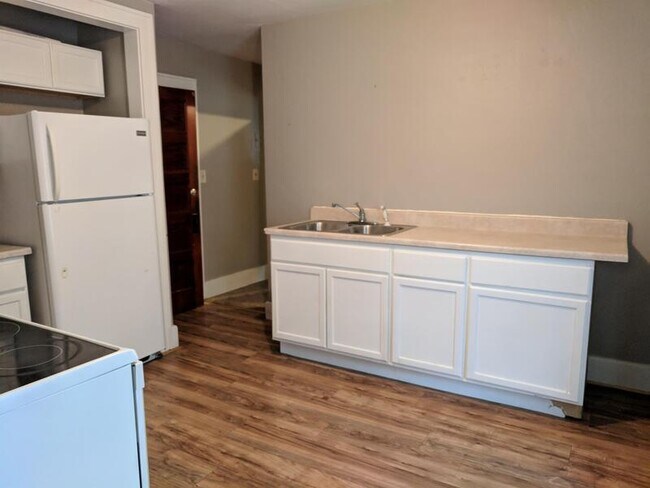 Building Photo - 506 S Mill St