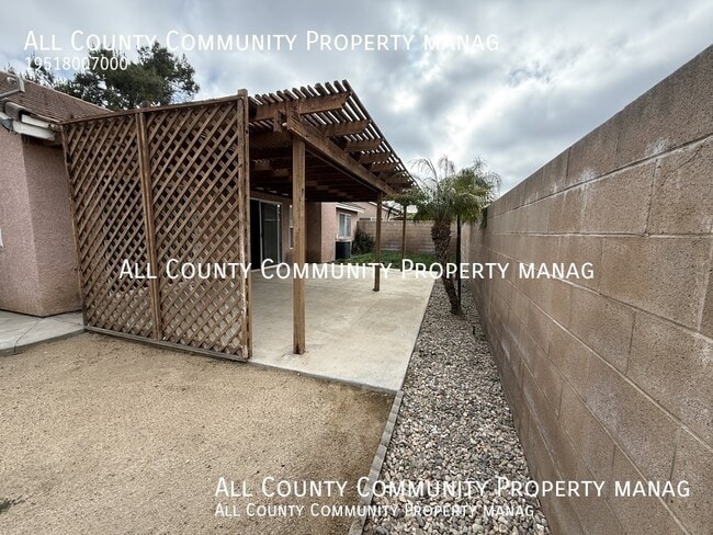 Building Photo - 2277 Oak Ave