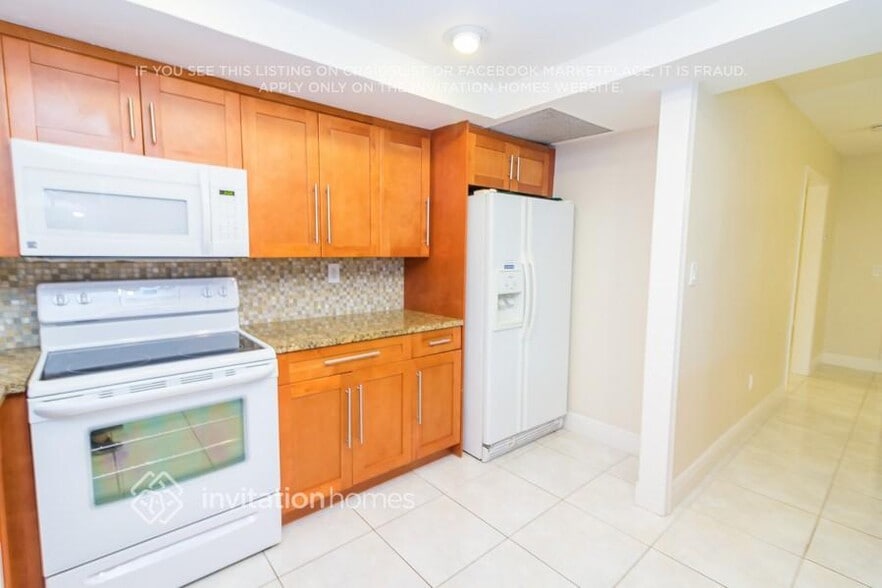 Building Photo - 1384 SW 14th Ave