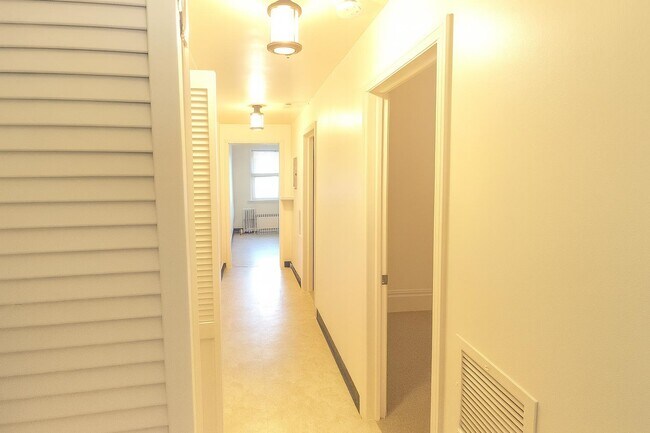 Building Photo - 44 Gifford Ave