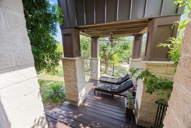 Building Photo - 13801 Lakeview Dr