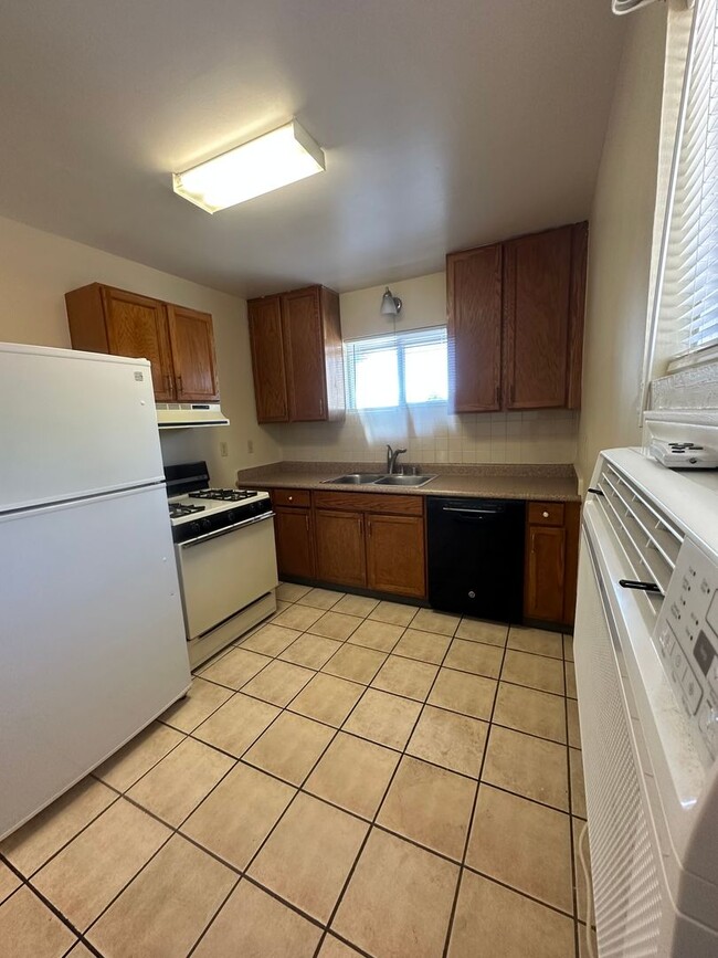Building Photo - Cozy and Cute 1 Bedroom on Broadway!