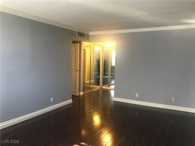 Building Photo - 205 E Harmon Ave