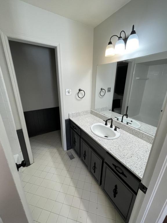 Building Photo - 6114 S Lakewood Ave