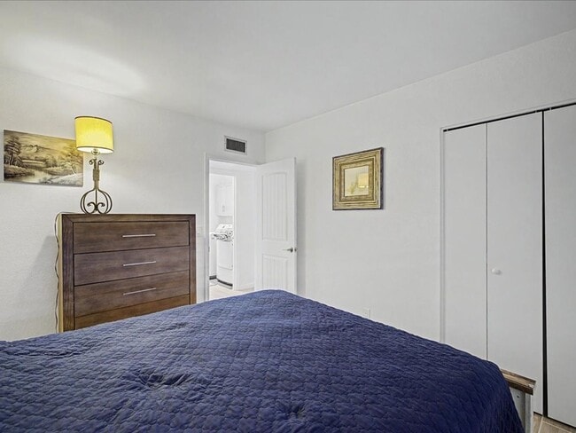 Building Photo - 5277 N Tigua Dr