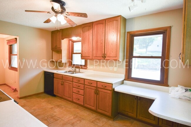 Building Photo - Charming 3 Bedroom, 2.5 Bath Ranch Style H...
