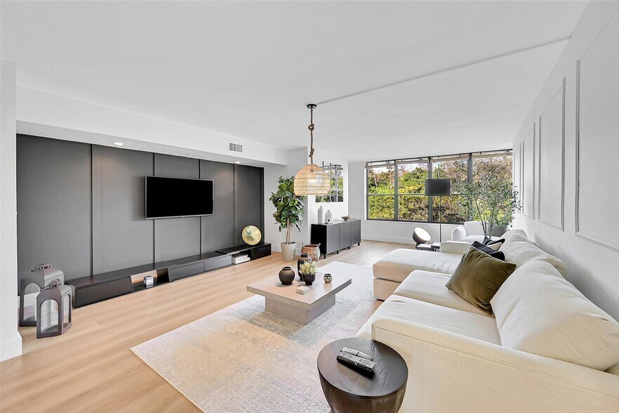 Building Photo - 2660 Carambola Cir N