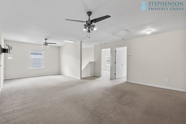 Building Photo - Freshly Remodeled 5 Bedroom with Primary B...