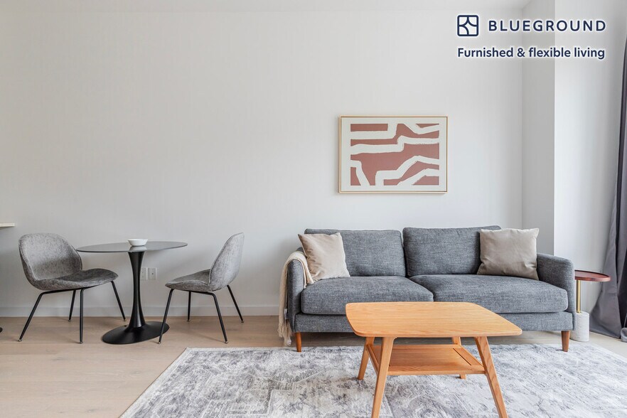 Building Photo - 425 3rd St