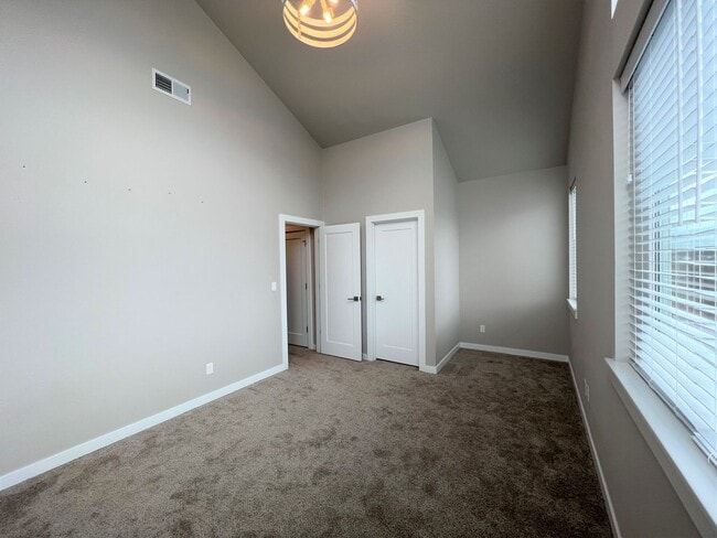 Building Photo - Start Lease by 8/15 to Receive REMAINDER o...