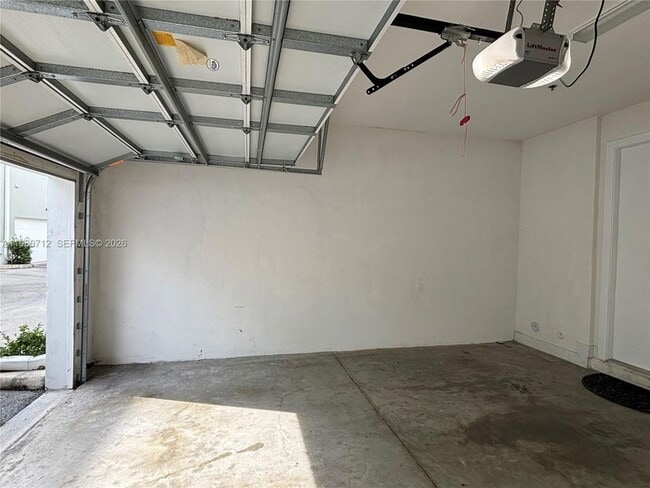 Building Photo - 440 NE 35th Ct