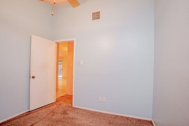 Building Photo - Spacious 3-Bedroom Single Family Home in S...