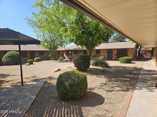 Building Photo - 703 W Rose Ln