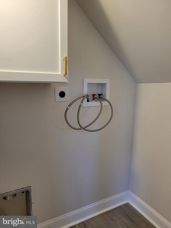 Building Photo - 301 E 4th St