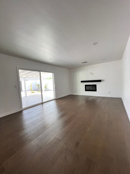 Building Photo - 6407 E Wilshire Dr