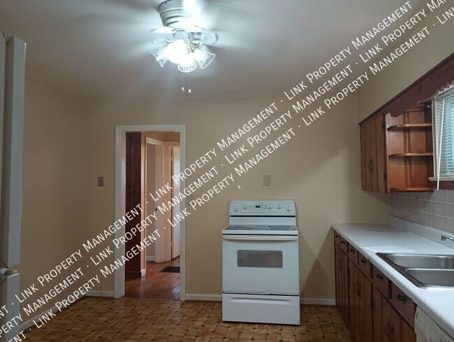 Building Photo - Don't Miss this Charming 2 bedroom with Ga...