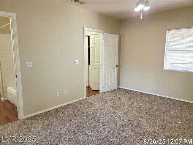 Building Photo - Bright Upstairs Unit with Vaulted Ceilings...