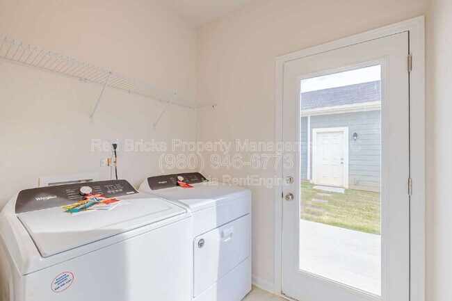 Building Photo - 317 Planters Trace Ln