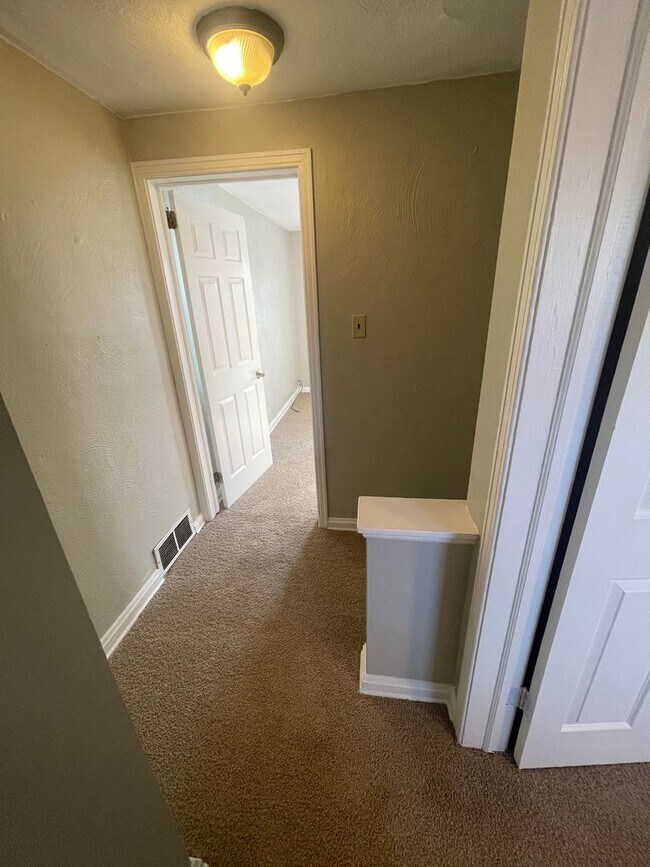 Building Photo - Townhouse on Spacious Corner Lot