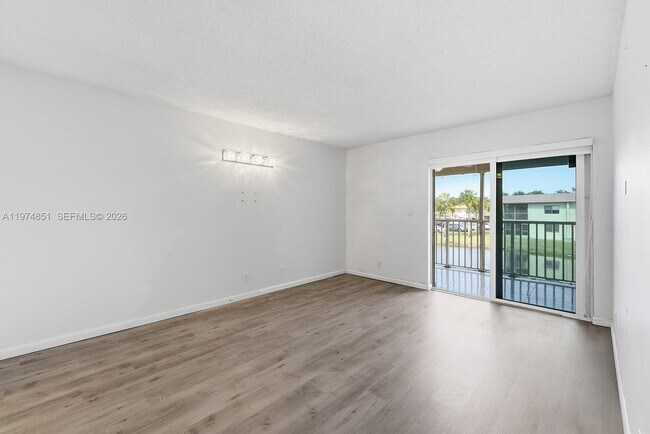 Building Photo - 140 Lakeview Dr