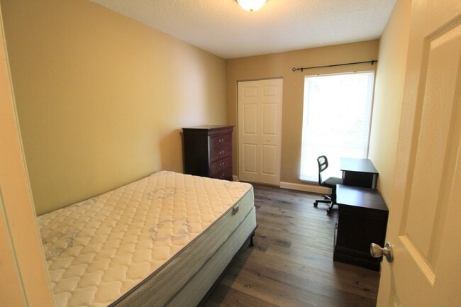 Building Photo - 1319 Bradley Dr