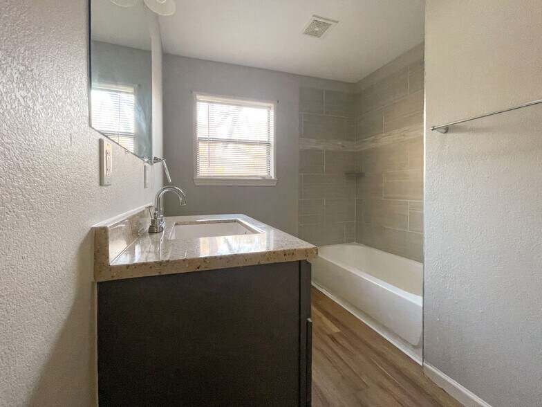 Building Photo - 207 N Bermuda St