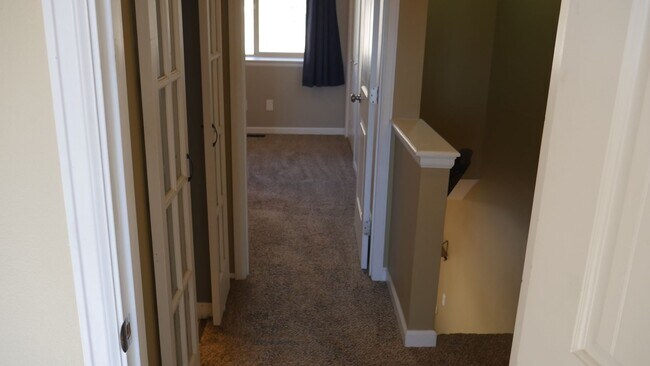 Building Photo - 3 Bedroom 2.5 Bath Townhome with Great Mou...