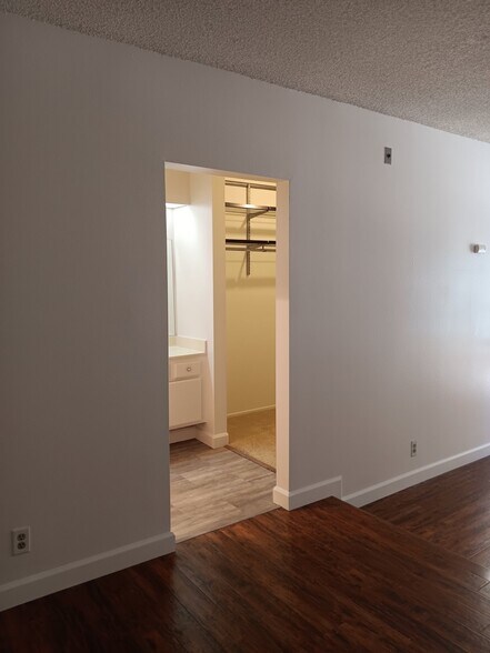 Building Photo - 10965 Fruitland Dr