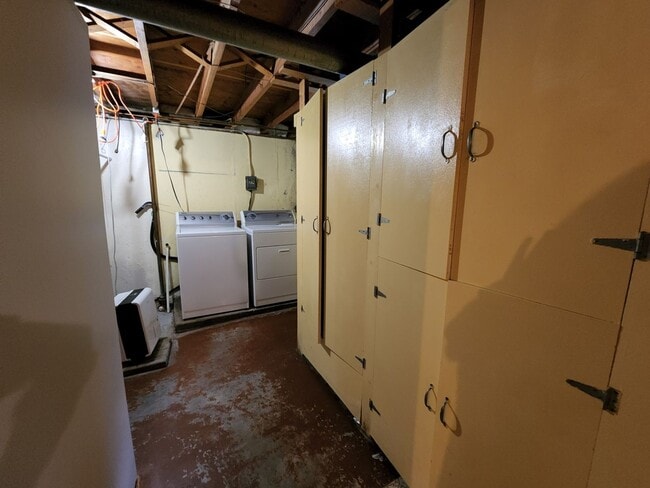Building Photo - Great NE 3 bedroom 1.5 bath Near Center Po...