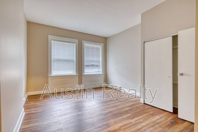 Building Photo - 322 N Newstead Ave