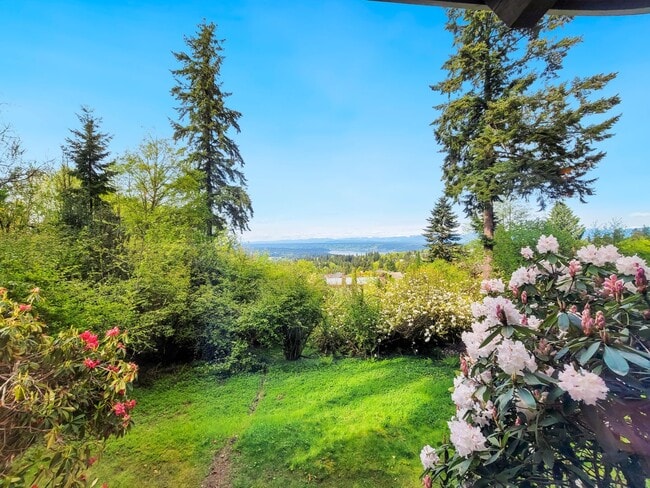 Building Photo - Vintage architectural home looking over Seattle and Bellevue metropolitan skyline.