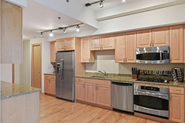 Building Photo - 215 10th Ave S