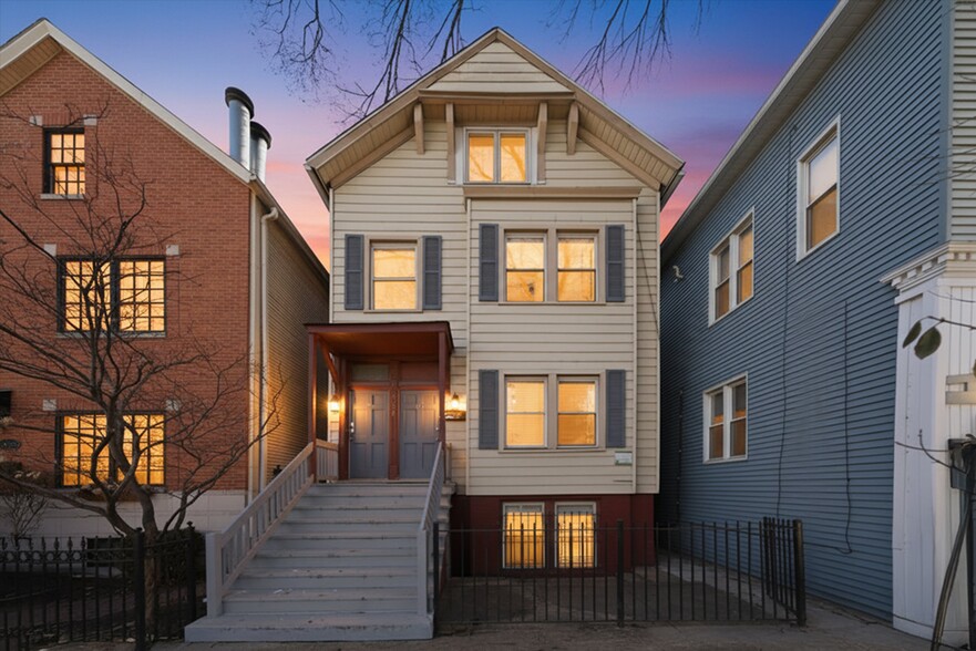 Building Photo - 3037 N Southport Ave