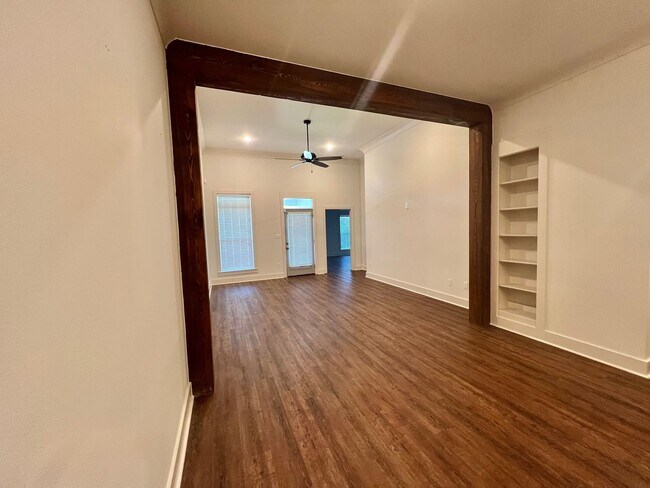 Building Photo - Spacious Two Bedroom Townhouse off Jefferson Hwy