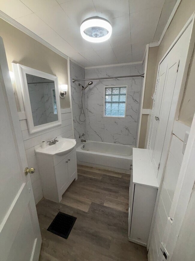 Building Photo - 2253 Summit St