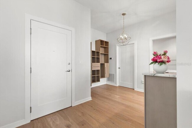 Building Photo - 400 4th Ave S