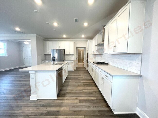 Building Photo - Gorgeous 4 Bedroom 3 Bath Home with Fiber ...